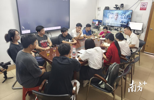 大學(xué)生團(tuán)隊(duì)在頭腦風(fēng)暴。 大學(xué)生團(tuán)隊(duì)在頭腦風(fēng)暴。