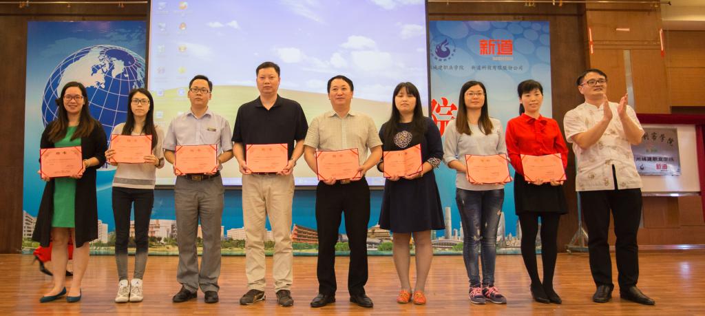 創(chuàng)新創(chuàng)業(yè)導(dǎo)師代表領(lǐng)取聘書