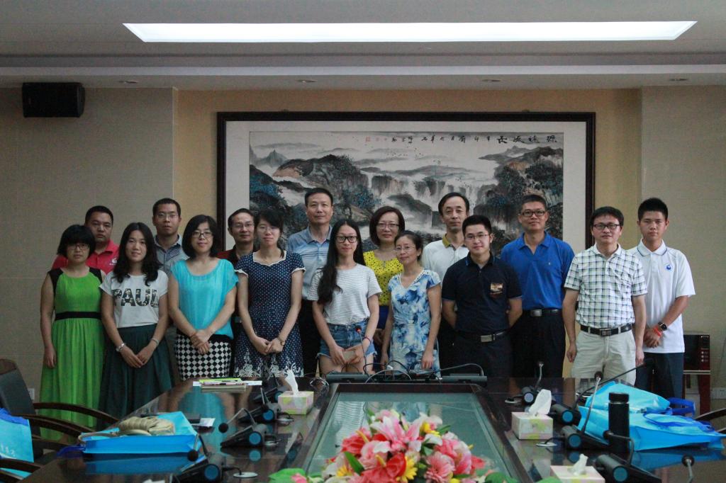 圖書情報(bào)工作委員會(huì)成員合影留念