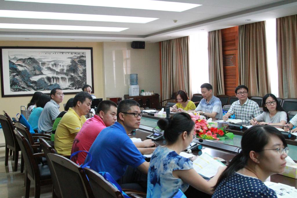 姜館長做2014-2015學(xué)年圖書館工作匯報(bào)