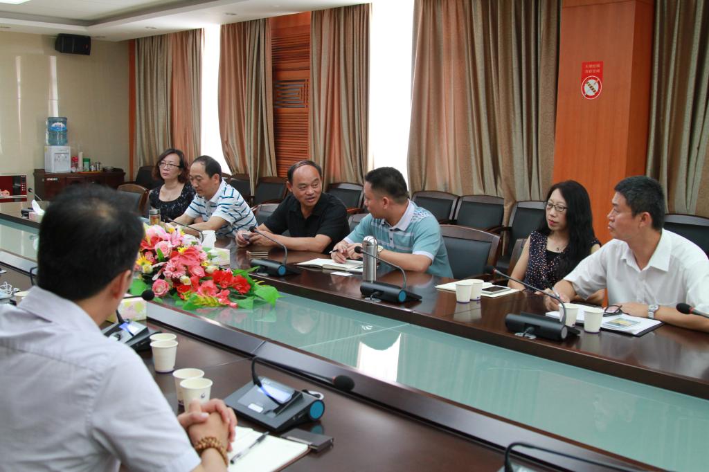 校企雙方洽談中