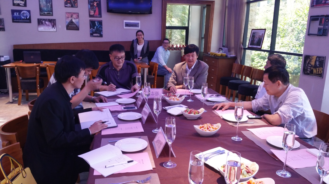 廣州科技職業(yè)技術(shù)學(xué)院鄖建國副院長做教師發(fā)展中心情況介紹