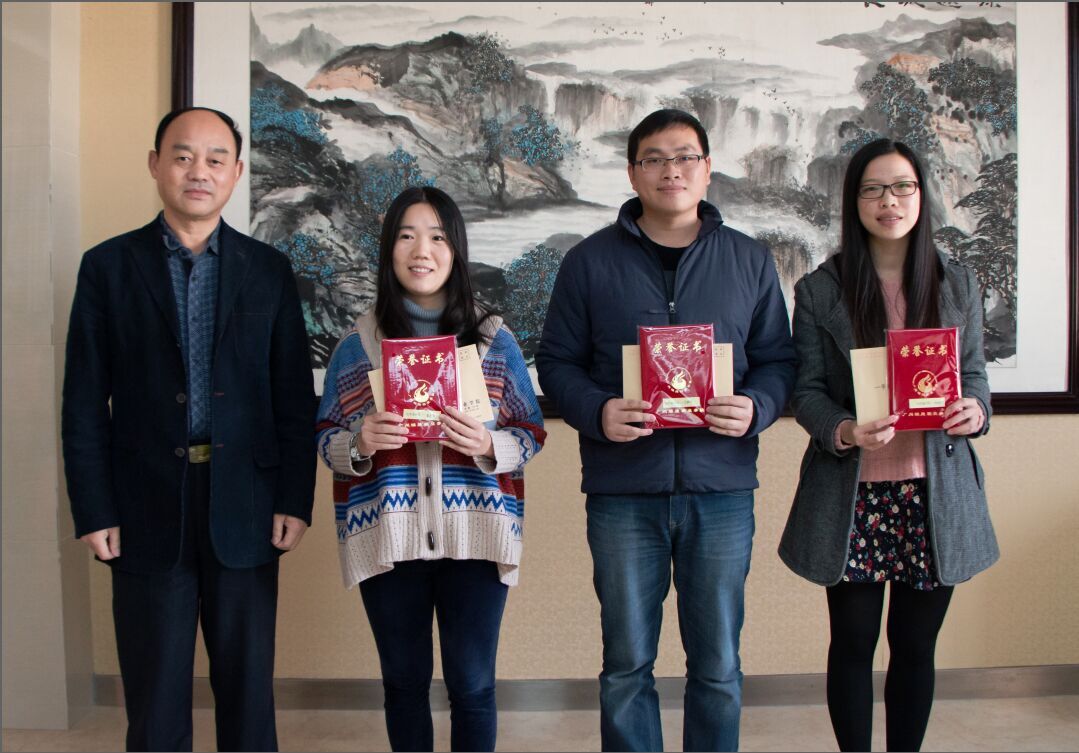 劉國生校長為獲得優(yōu)秀通訊員一等獎(jiǎng)的同志頒獎(jiǎng)